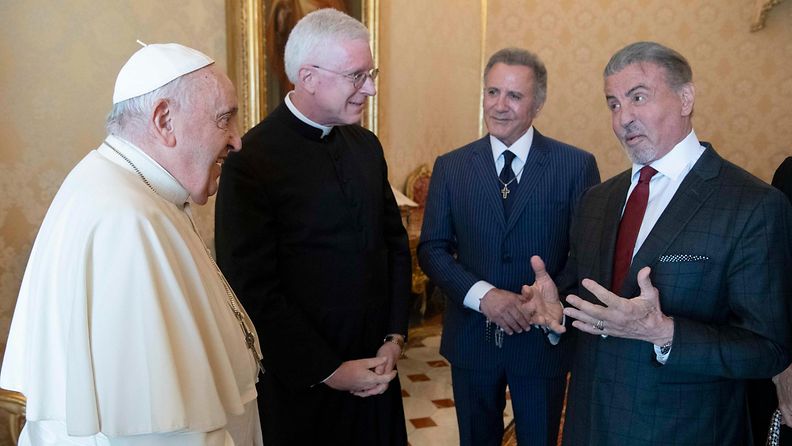 AOP Vatikaanin jakamassa kuvassa paavi Franciscus näyttelijä ja ohjaaja Sylvester Stallonen kanssa Vatikaanissa 8. syyskuuta 2023.