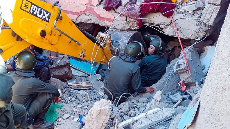LK 9.9.2023 Pelastustyöntekijät etsivät eloonjääneitä sortuneesta talosta Moulay Brahimissa, Al Haouzin maakunnassa Marokossa, 9. syyskuuta 2023 maanjäristyksen jälkeen.