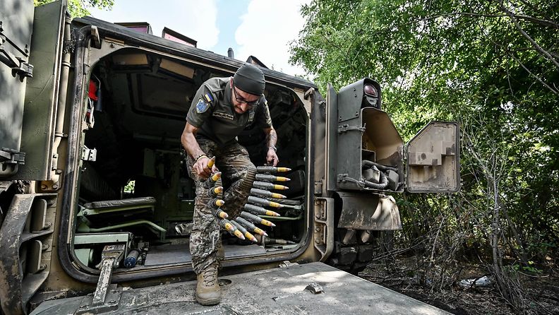 Ukrainan 47. mekanisoidun prikaatin Bradley-rynnäkköpanssarivaunun miehistön jäsen Etelä-Ukrainassa.