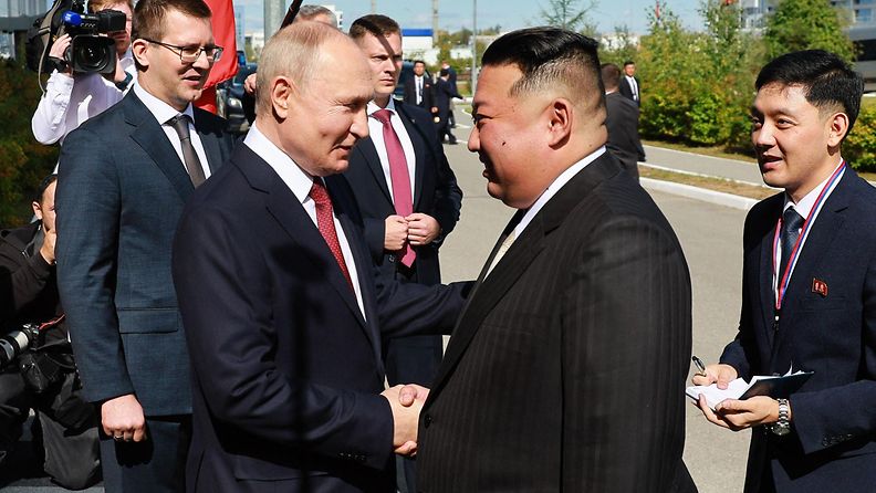 LK Kim Jong-un Putin kättely tuore 13092023