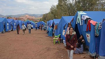 LK 13.9.2023 Kotinsa jättämään joutuneet ihmiset kokoontuivat turvaleirille maanjäristyksen runtelemassa Asnin kylässä al-Haouzin maakunnassa Marokossa 12. syyskuuta 2023.