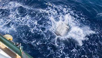 LK 13.9.2023 Greenpeacen Arctic Sunrise -aluksesta pudottiin jättimäinen kalkkikivilohkare mereen South West Deepsin (East) suojelualueella Englannissa 1. syyskuuta 2022. Tarkoitus oli häiritä pohjatroolausta suojellulla alueella.
