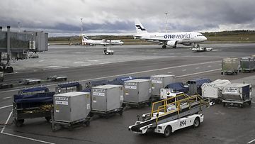 LK 13.9.2023  Finnairin lentokoneita Helsinki-Vantaan lentokentällä 18. lokakuuta 2022.