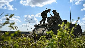 Ukrainan 3. rynnäkköprikaatin sotilaita ja M113-panssariajoneuvo taisteluharjoituksissa.