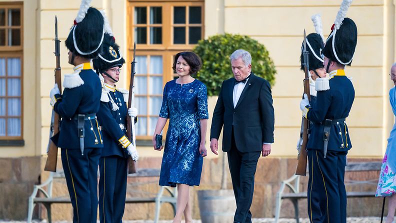 AOP Presidentti Sauli Niinistö ja hänen puolisonsa Jenni Haukio saapumassa Drottningholmin linnan teatteriin Tukholmassa Ruotsissa 14. syyskuuta 2023.