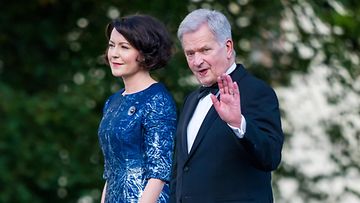 AOP Presidentti Sauli Niinistö ja hänen puolisonsa Jenni Haukio saapumassa Drottningholmin linnan teatteriin Tukholmassa Ruotsissa 14. syyskuuta 2023. 2