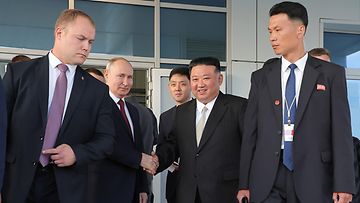 Vladimir Putin ja Kim Jong-un kättelevät Kaukoidässä 14.9.2023