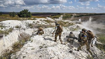 Ukrainan 3. rynnäkköprikaatin sotilaita taisteluharjoituksissa 7. syyskuuta julkaistussa kuvassa.
