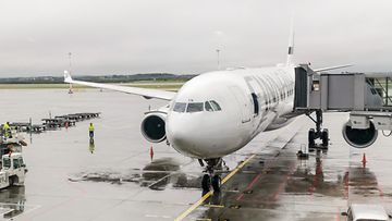 Finnairin kone Helsinki-Vantaalla.
