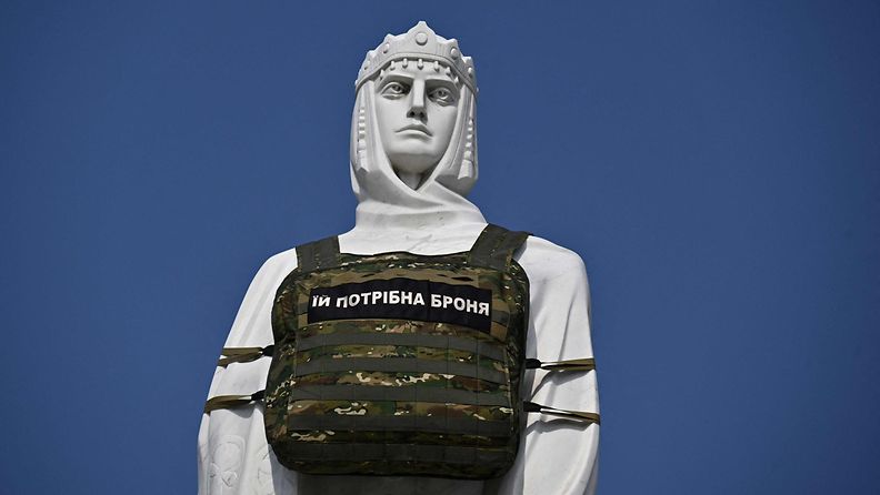 LK 20.9.2023 Prinsessa Olgan muistomerkki puettiin luodinkestävään liiviin Kiovassa 14. syyskuuta 2023. Liivissä luki "She needs armour" (Hän tarvitsee haarniskan).