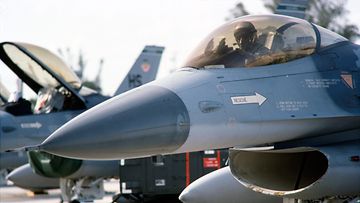Yhdysvaltain ilmavoimien F-16 hävittäjälentäjä 