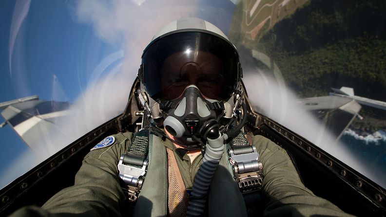 F-16 hävittäjälentäjä kuva ohjaamon sisältä