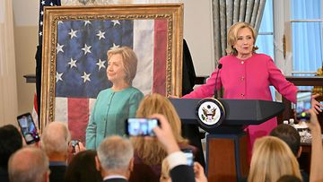 LK 27.9.2023 Yhdysvaltain entinen ulkoministeri Hillary Clinton muotokuvansa paljastustilaisuudessa ulkoministeriön Benjamin Franklin -huoneessa Washingtonissa 26. syyskuuta 2023.