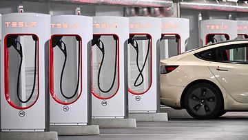 Tesla-brändättyjä sähköautolatureita elokuussa 2023.