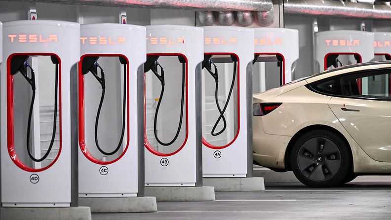 Tesla-brändättyjä sähköautolatureita elokuussa 2023.