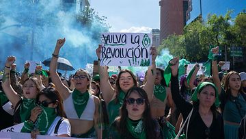 Argentiinassa tuhannet naiset marssivat puolustaen aborttioikeutta 28. syyskuuta.