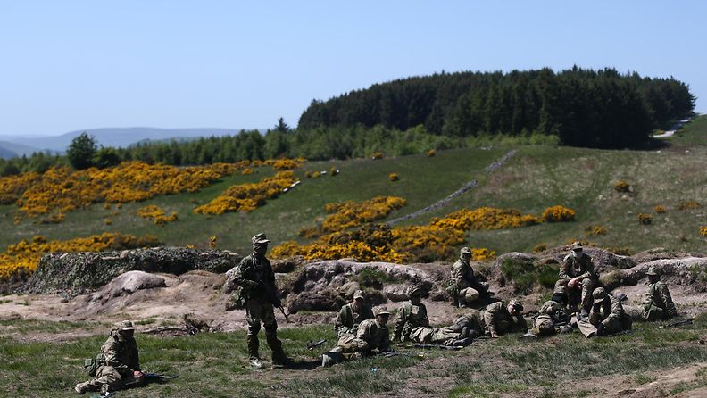 Brittisotilaat kouluttamassa ukrainalaistaistelijoita Englannissa 2. heinäkuuta.