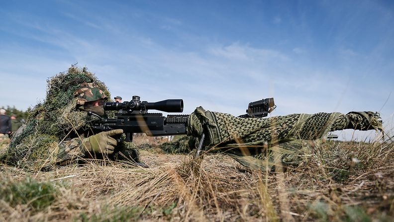 Ukrainan tarkka-ampuja harjoituksissa lokakuussa 2015.