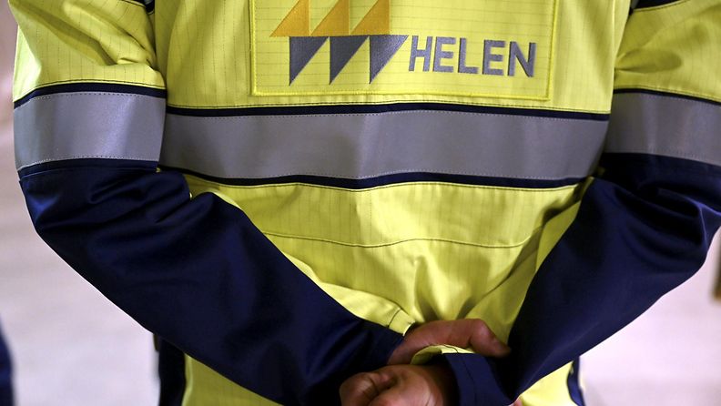 Lähikuva Helenin työtakista, jossa näkyy yhtiön logo.