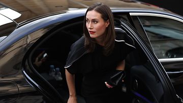 Sanna Marin nousee autosta Pariisissa Victoria Beckhamin musta mekko yllään.