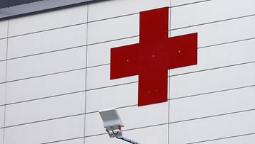 Pohjois-Karjalan keskussairaalan seinä, iso punainen risti. 