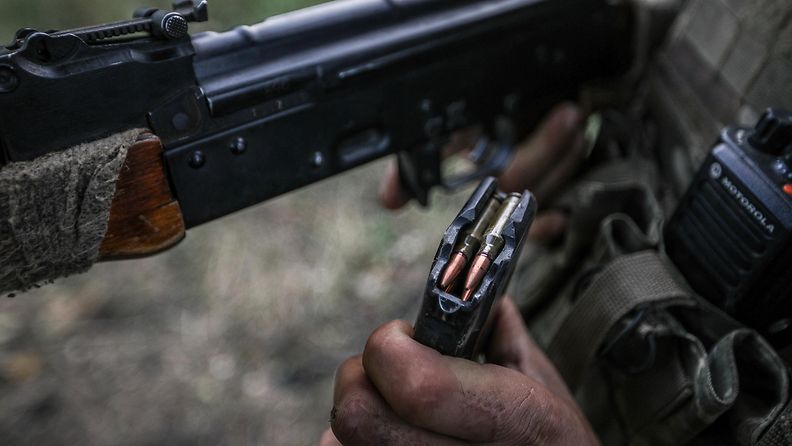 Ukrainalaissotilaan AK-47.