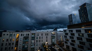 Mustat pilvet vyöryivät Helsingin Kalasataman päälle kesäkuun 2023 lopulla.