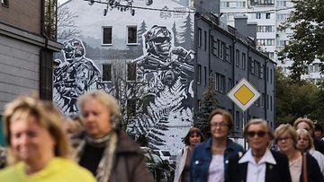 LK 12.10.2023 Sotilasaiheinen seinämaalaus koristaa rakennuksen julkisivua Moskovassa 6. syyskuuta 2023.
