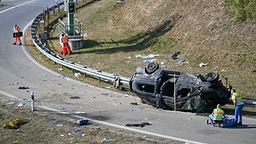 LK 13.10.2023 Poliiseja ja pelastustyöntekijöitä kaatuneen pikkubussin vieressä moottoritiellä lähellä Waldkraiburgia Saksassa 13. lokakuuta 2023.