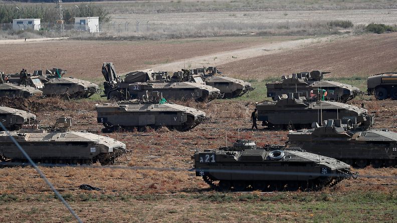 Israelin panssarikalustoa lähellä Gazaa lauantaina.