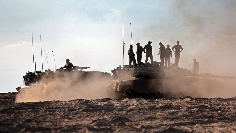 Israelin sotilaita ja taistelupanssarivaunuja Etelä-Israelissa 14. lokakuuta.