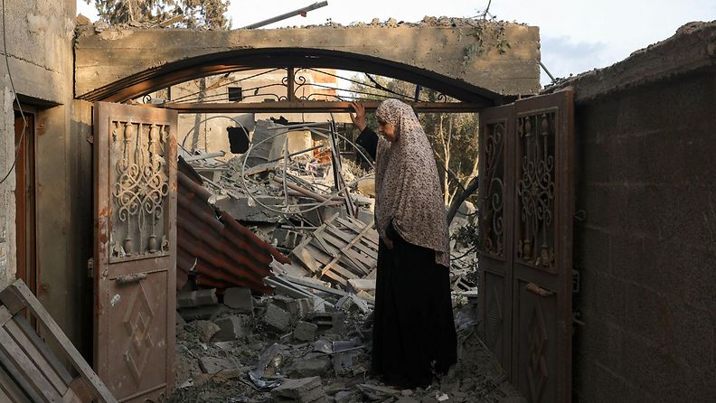 Nainen katsoo kotinsa raunioita Gazassa 14. lokakuuta.