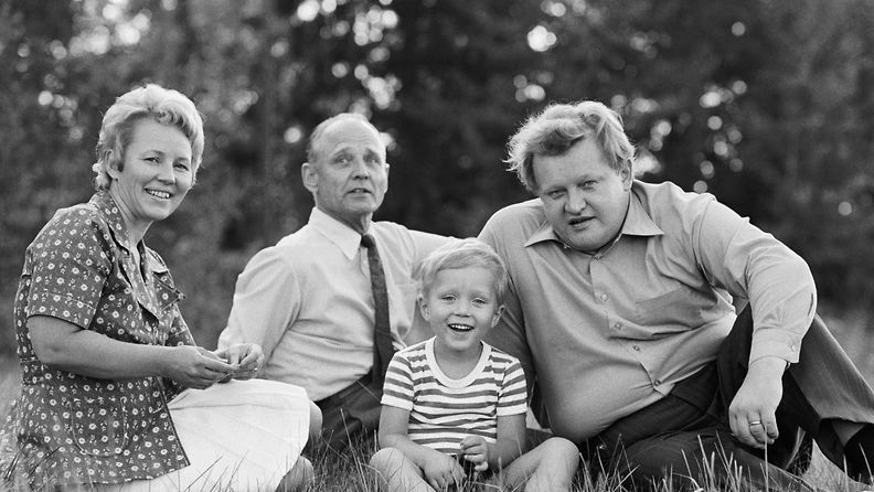 LK1610 Ahtisaari perheineen Tansaniassa vuonna 1973