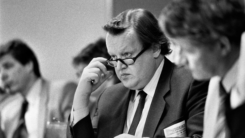 LK1610 Ahtisaari vierailee eduskunnassa 1984