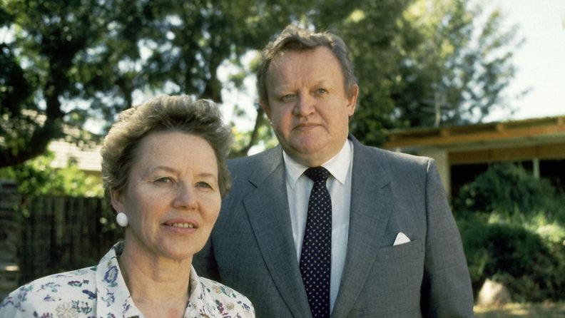 LK1610 Ahtisaaret Windhoekin kotinsa edessä 1989