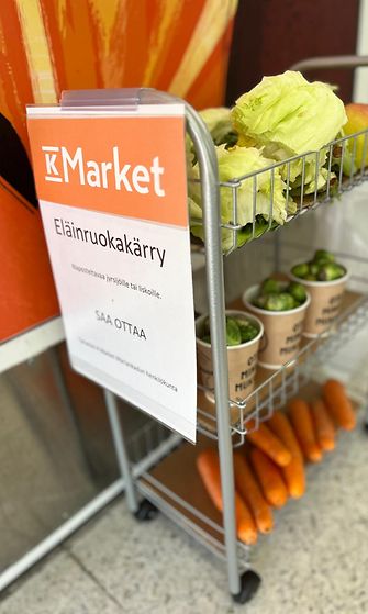 K‑Market Mariankadun eläinruokakärry.