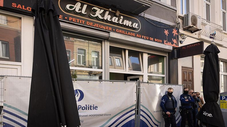 LK 17.10.2023 Belgialaiset poliisit seisovat kahvila Al Khaiman ulkopuolella Brysselissä, jossa iskun epäilty tekijä ammuttiin kuoliaaksi poliisin väliintulon aikana.