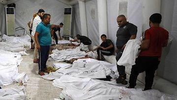 LK 17.10.2023 Ihmiset kantoivat gazalaiseen Ahli Arab -sairaalaan tehdyissä Israelin ilmaiskuissa kuolleiden palestiinalaisten ruumiita sen jälkeen, kun heidät on kuljetettu Al-Shifa-sairaalaan 17. lokakuuta 2023.