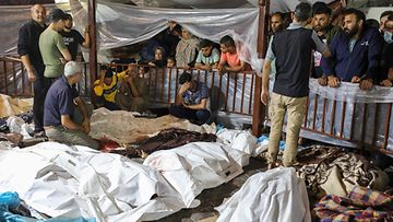 LK 17.10.2023 Ihmiset kerääntyivät gazalaiseen Ahli Arab -sairaalaan tehdyssä Israelin iskussa kuolleiden palestiinalaisten ruumiiden ympärille sen jälkeen, kun heidät oli kuljetettu Al-Shifa-sairaalaan 17. lokakuuta 2023.