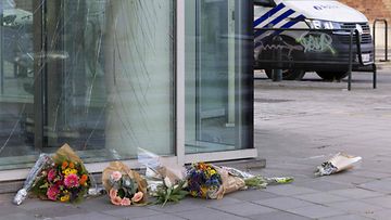 LK 17.10.2023 Kukkia toimistorakennuksen sisäänkäynnin luona, jossa kaksi Ruotsin kansalaista kuoli iskussa Brysselissä 16. lokakuuta 2023.