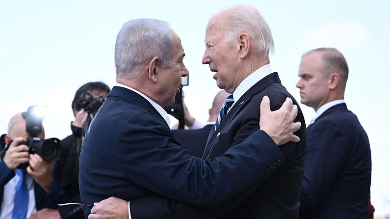 LK 18.10.2023 Israelin pääministeri Benjamin Netanjahu (vas.) tervehti Yhdysvaltain presidenttiä Joe Bidenia tämän saapuessa Tel Avivin Ben Gurionin lentokentälle 18. lokakuuta 2023.