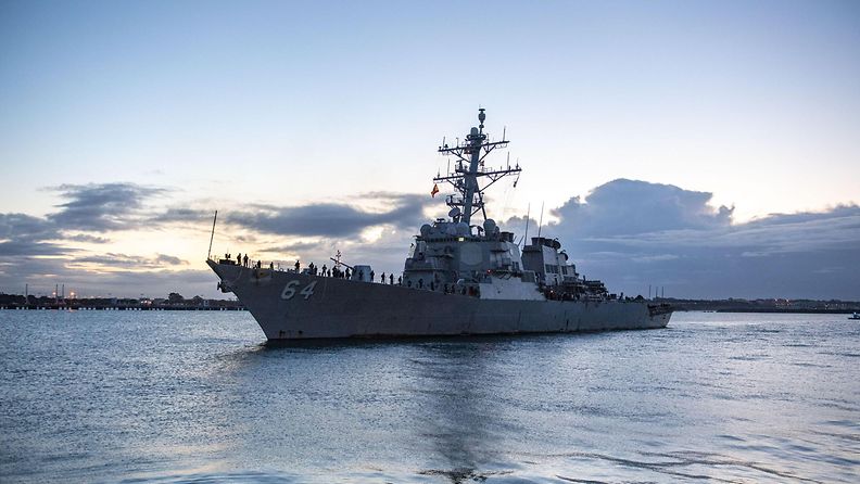 Väitetyn ohjushyökkäyksen torjunut Yhdysvaltain ohjusristeilijä USS Carney maaliskuussa 2020.
