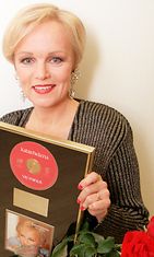 Vuoden naissolistin Emma-palkinnon saanut Katri-Helena palkittiin myös kultalevyllä albumistaan "Vie minut" vuonna 1996. 