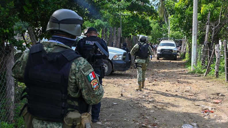 Turvallisuusjoukkoja paikassa, jossa ainakin 11 poliisia sai surmansa väijytyksessä Coyuca de Benitezissa, Guerreron osavaltiossa.
