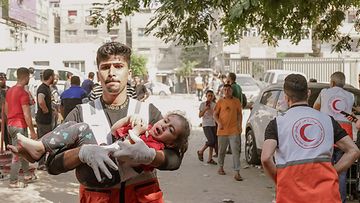 AOP Gaza mies kantaa tyttöä 25102023