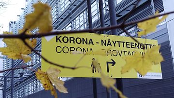 LK 5.11.2023 Biomedicumin koronanäytteenottopaikan kyltti HUS:in sairaala-alueella Helsingissä 29. lokakuuta 2023.