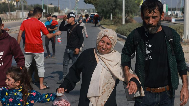 LK 5.11.2023 Ihmisiä Gazan kaistan keskiosassa Salah al-Dinin tiellä matkalla palestiinalaisalueen eteläosaan 5. marraskuuta 2023.