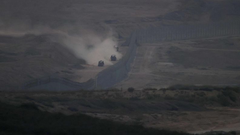 Israelin armeijan ajoneuvot ylittivät rajan 29. lokakuuta 2023. Kuva on otettu Etelä-Israelissa Gazan vastaisella rajalla.