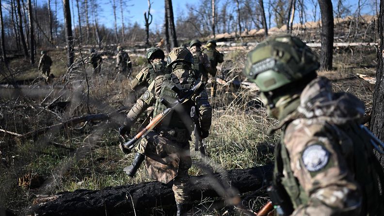 Venäläissotilaita taisteluharjoituksissa. Kuvituskuva on Venäjän valtionmedia Sputnikin julkaisema.