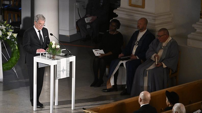 Sauli Niinistö pitää muistopuhetta Martti Ahtisaaren hautajaisissa LK 10.11.